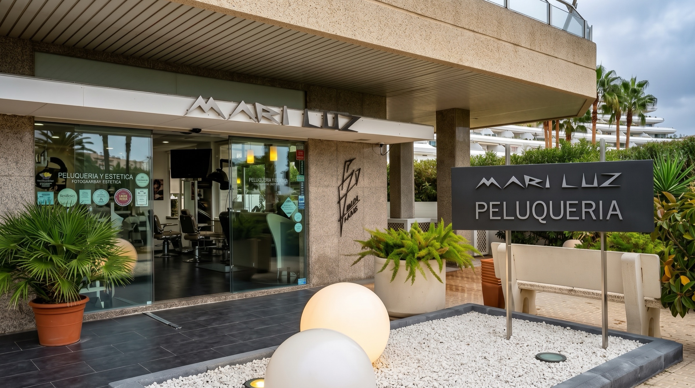 Fachada de la peluquería Mar y Luz en el Paseo de Juan Carlos I, Ibiza