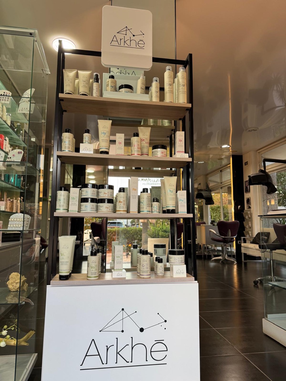 Expositor de productos ARKHÉ en el salón